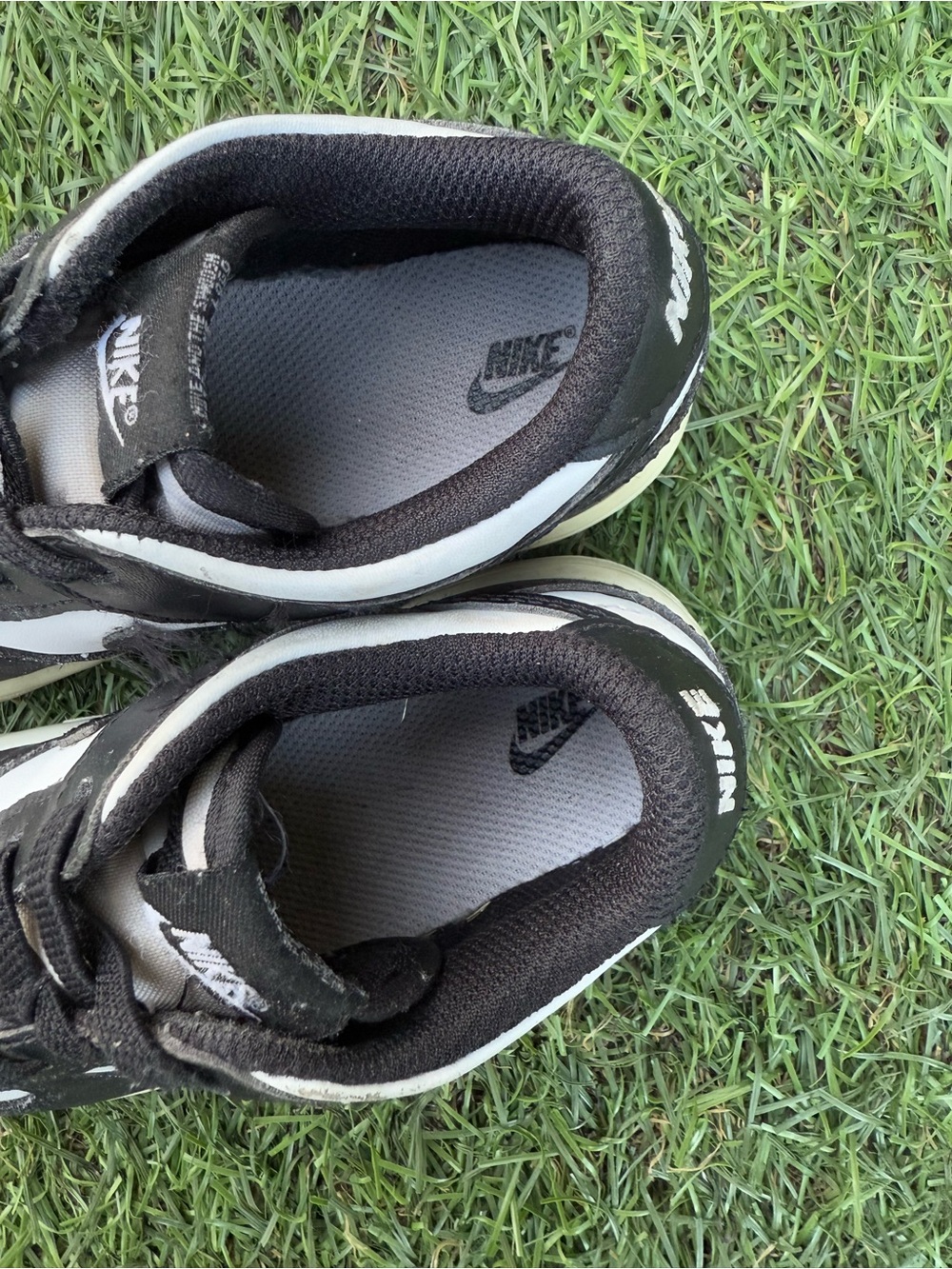 Nike Kids Black and White Low-Top Sneakers with Swoosh Sz(10) - Picture 4 of 7